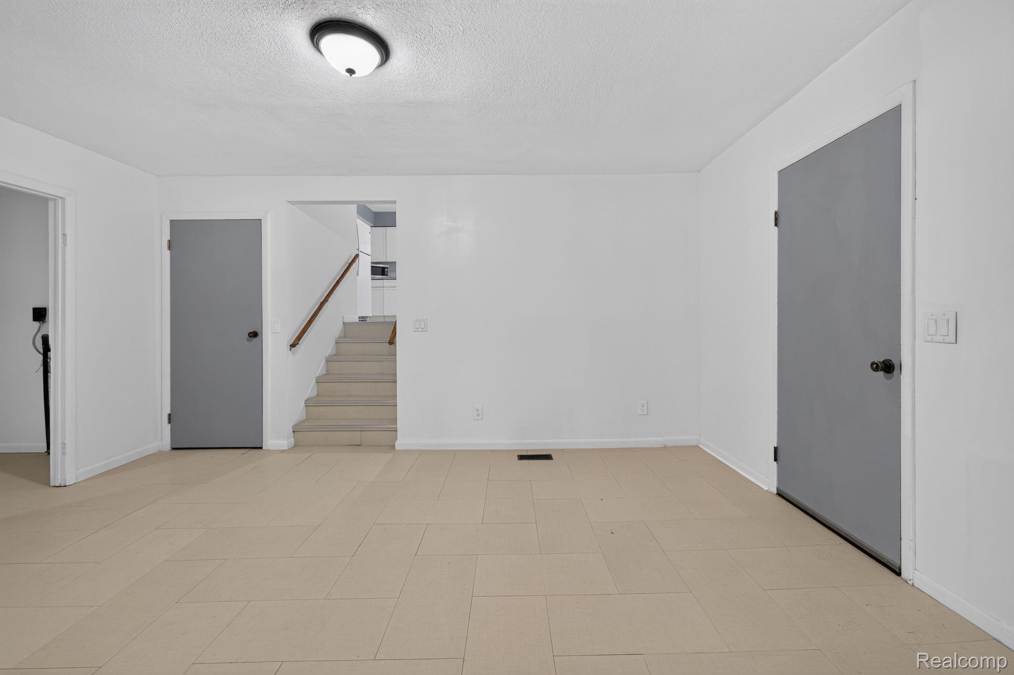 9288 Hilda Lane Flushing, MI 48433 - Photo 14 of 50 Versatile room featuring light-toned flooring and white walls
