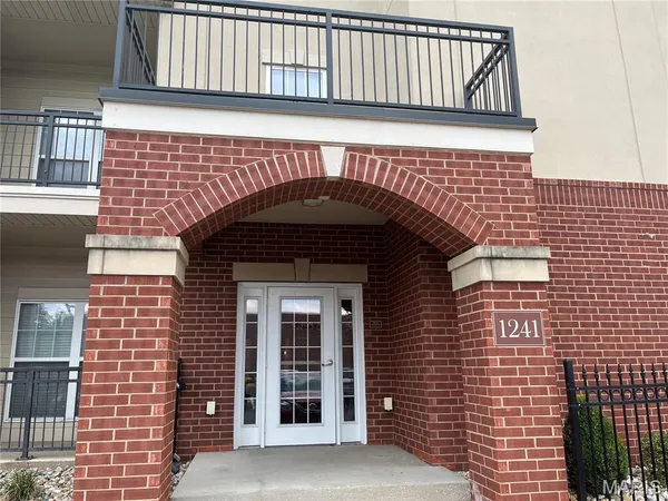 $1,900 | 1251 Strassner Drive, Unit 2301, Brentwood, MO 63144