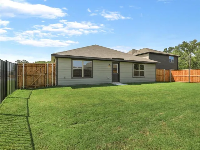 a view of a house with a backyard