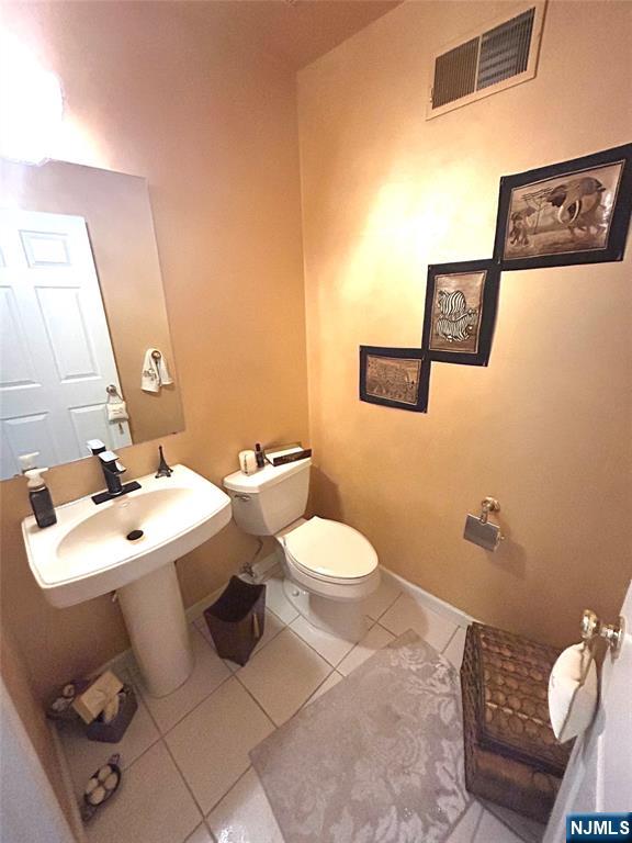 302 Grand Ridge Drive, Unit 302 Ridgefield, NJ 07657 - Photo 24 of 41 a bathroom with a toilet sink and mirror