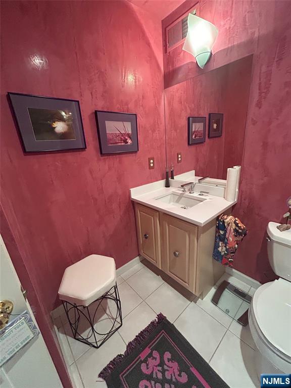 302 Grand Ridge Drive, Unit 302 Ridgefield, NJ 07657 - Photo 29 of 41 a bathroom with a toilet a sink and mirror