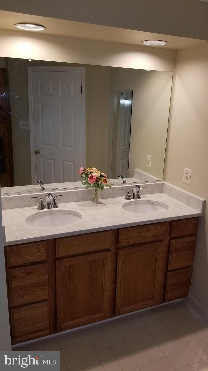1507 Golf Course Drive Bowie, MD 20721 - Photo 25 of 37 Full Bath (primary) (1 of 2)