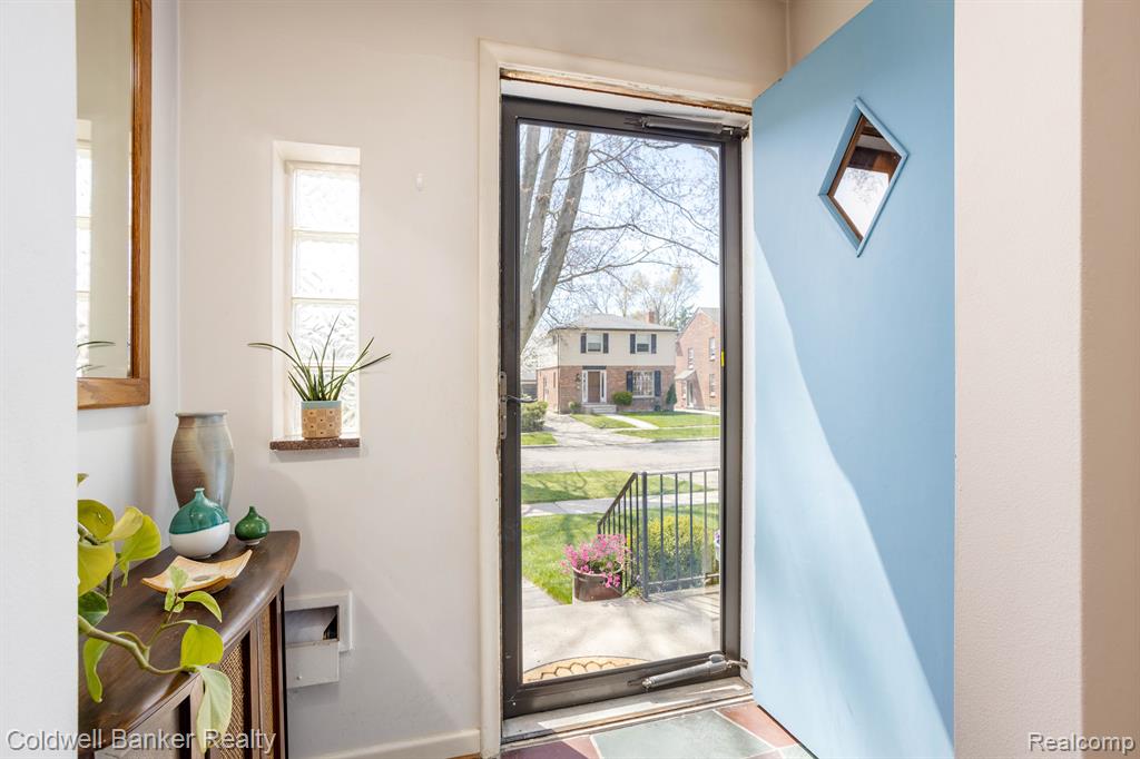 414 Lothrop Road Grosse Pointe Farms, MI 48236 - Photo 4 of 36
