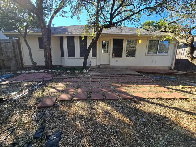 a view of a house with backyard