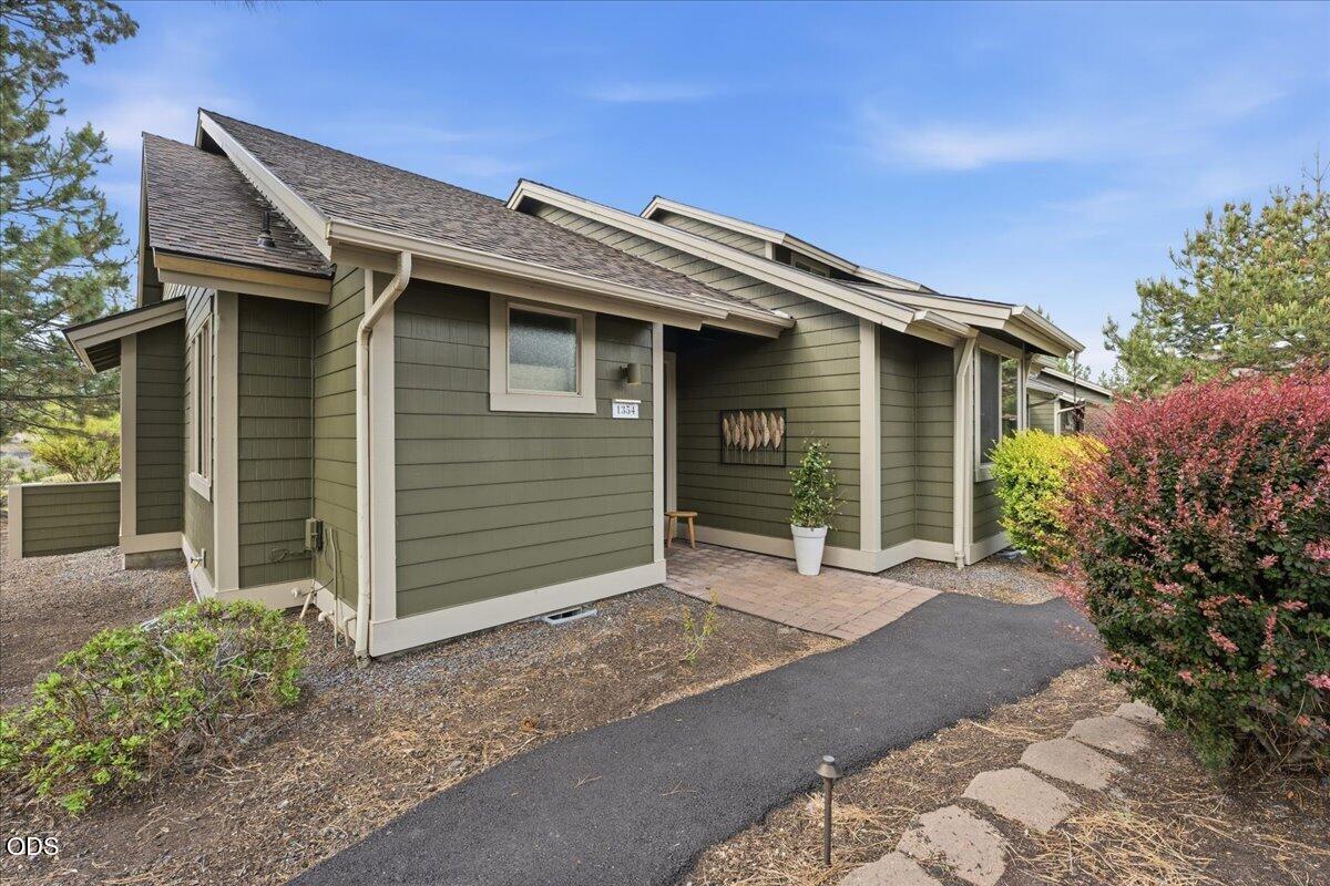 1354 Highland View Loop Redmond, OR 97756 - Photo 2 of 46