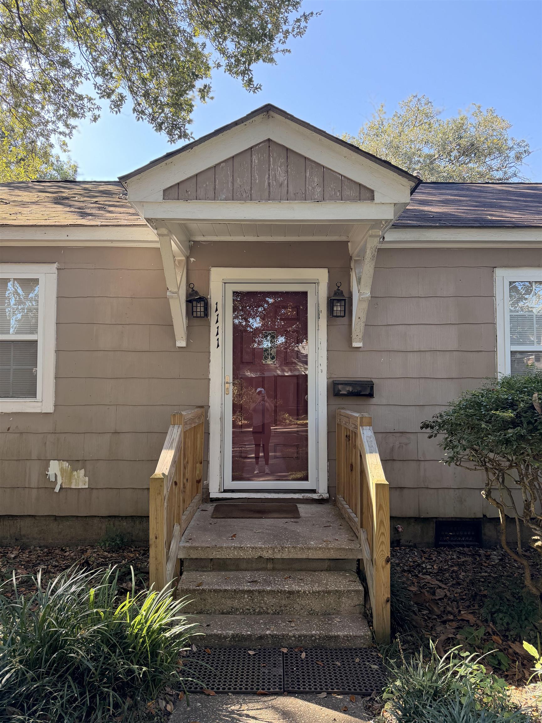 1111 Palmetto Street Georgetown, SC 29440 - Photo 21 of 36 Hall featuring light colored carpet and baseboards