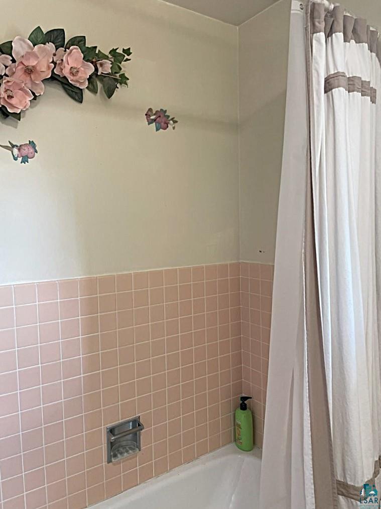 42 Locust Drive Babbitt, MN 55706 - Photo 22 of 50 Bathroom with shower / tub combo