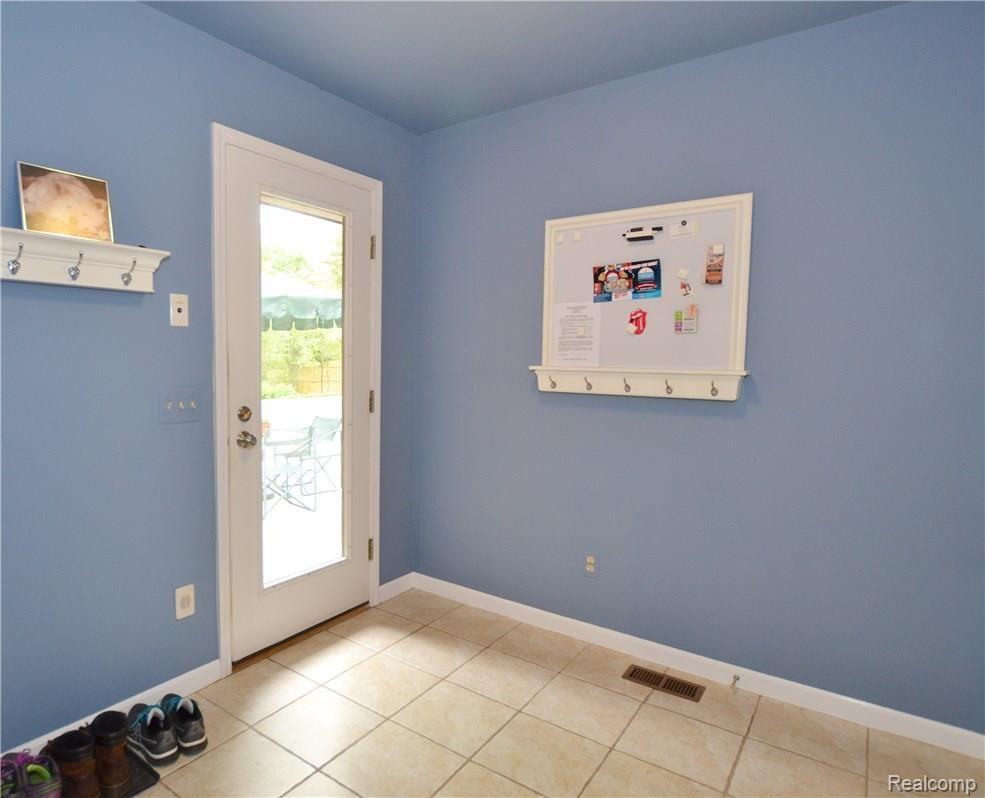 685 Charlesina Drive Rochester, MI 48306 - Photo 18 of 34 Mud Room