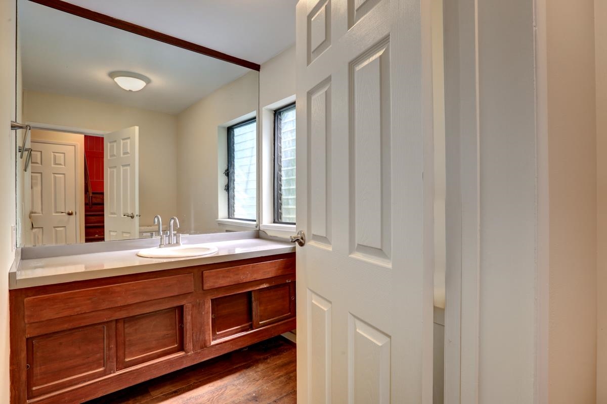 5045 Lower Honoapiilani Road, Unit 6 Lahaina, HI 96761 - Photo 28 of 30 a bathroom with 2 sink and a mirror