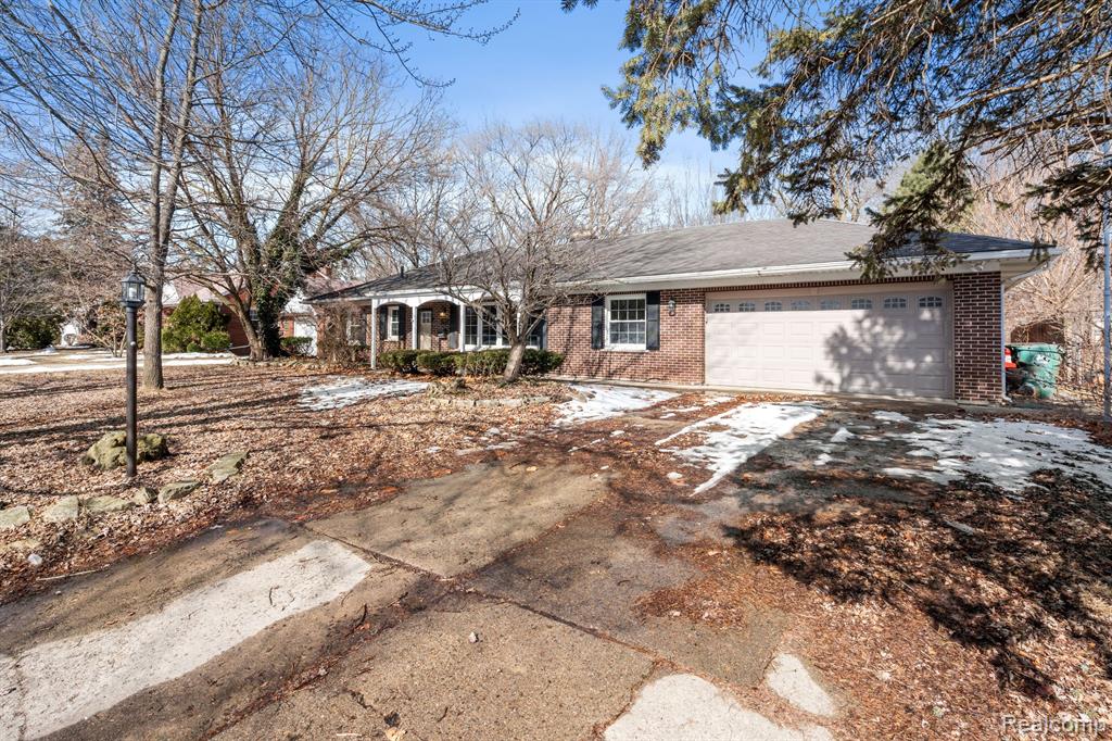 19081 Collinson Avenue Eastpointe, MI 48021 - Photo 2 of 31