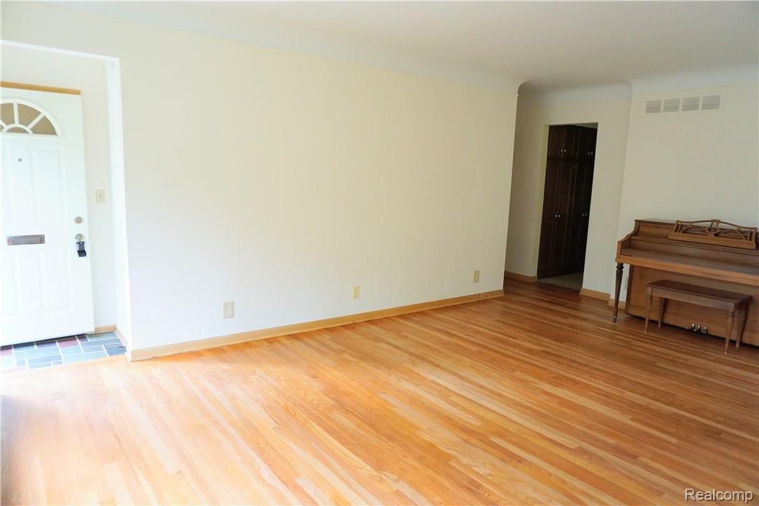 902 Hampton Road Grosse Pointe, MI 48236 - Photo 10 of 47 DSC00278.jpg