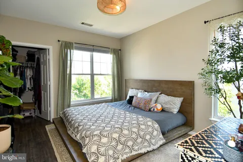 $2,200 | 5121 Travis Edward Way, Unit J, Centreville, VA 20120