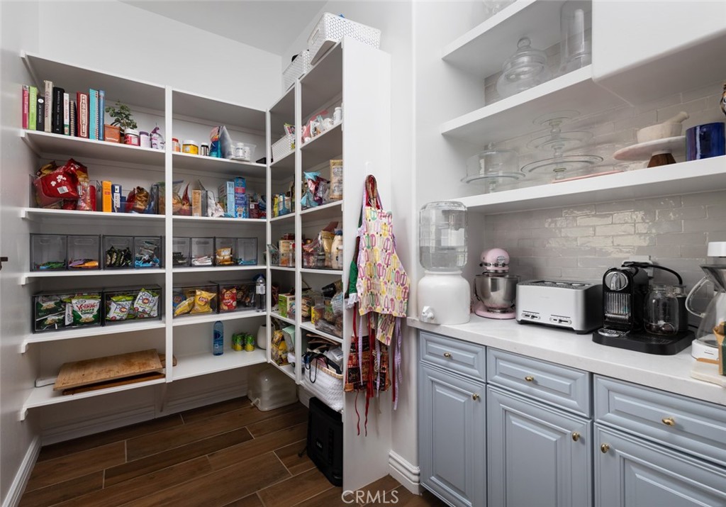33240 La Serena Way Temecula, CA 92591 - Photo 19 of 75 Walk-in pantry