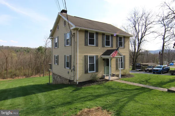 a view of a house with a yard