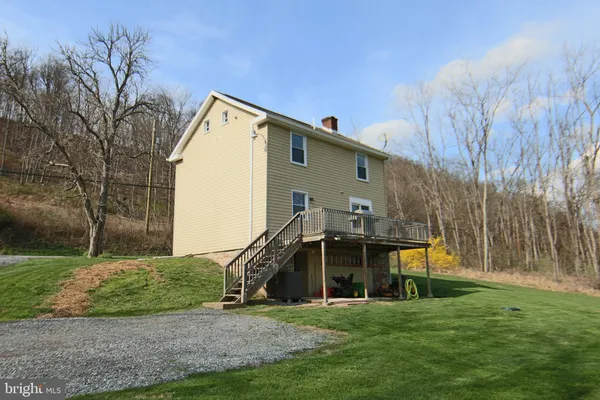 a view of a house with backyard