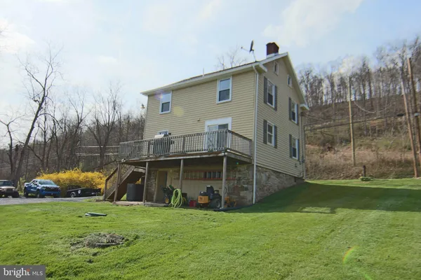 a view of a back yard of the house