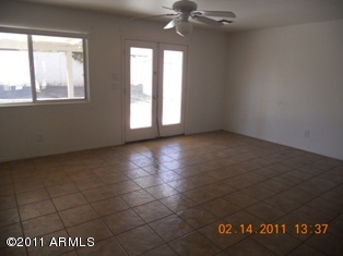 2401 West Vineyard Road Tempe, AZ 85282 - Photo 4 of 12 living room