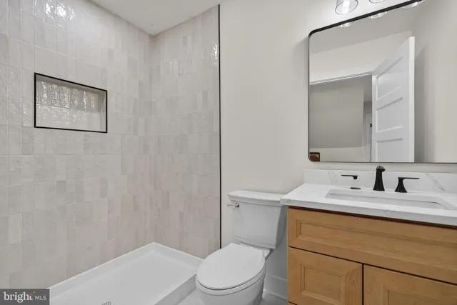 a view of a house with backyard and garden