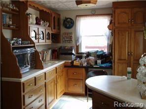 3402 kitchen corner deck.jpg