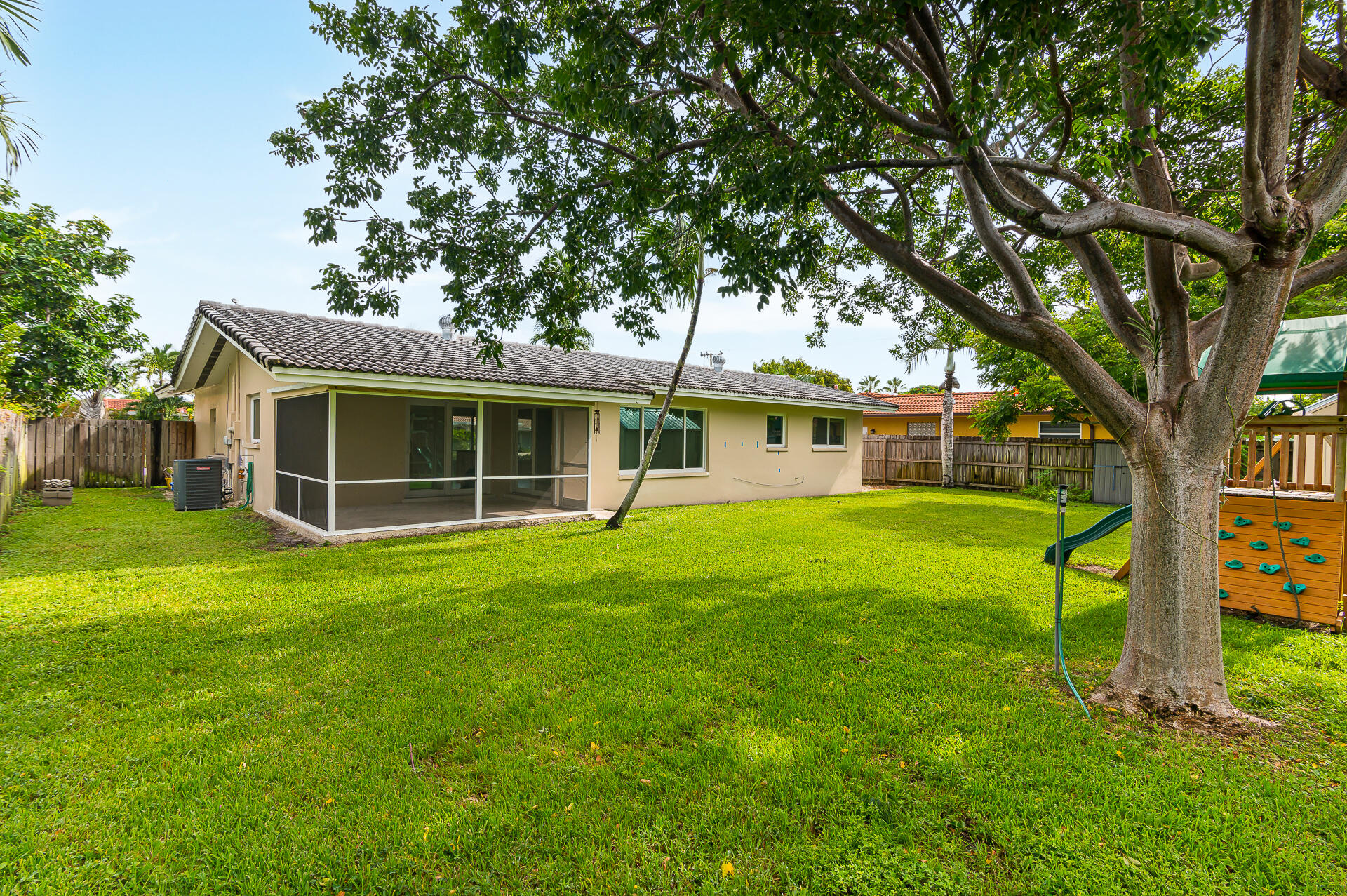 928 Southwest 5th Street Boca Raton, FL 33486 - Photo 4 of 32 photo-4