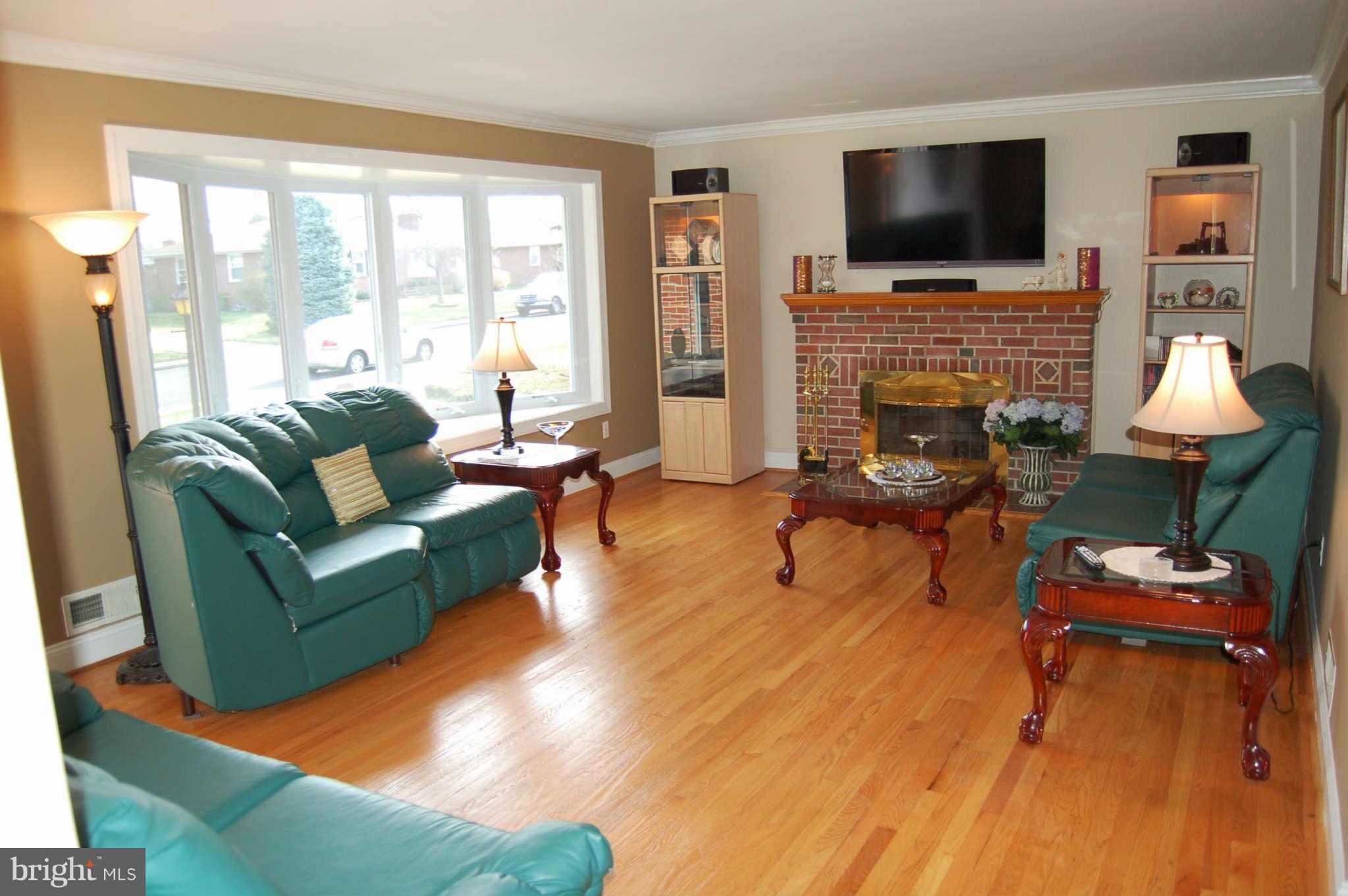 708 Greentree Road Linthicum, MD 21090 - Photo 5 of 12 Living Room