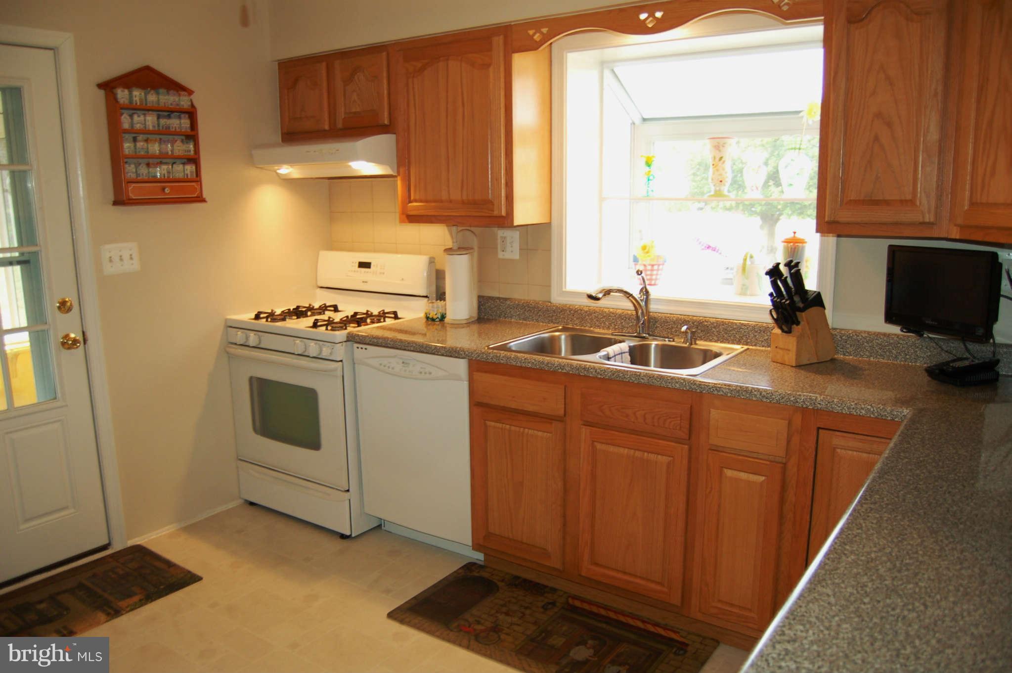 708 Greentree Road Linthicum, MD 21090 - Photo 8 of 12 Kitchen