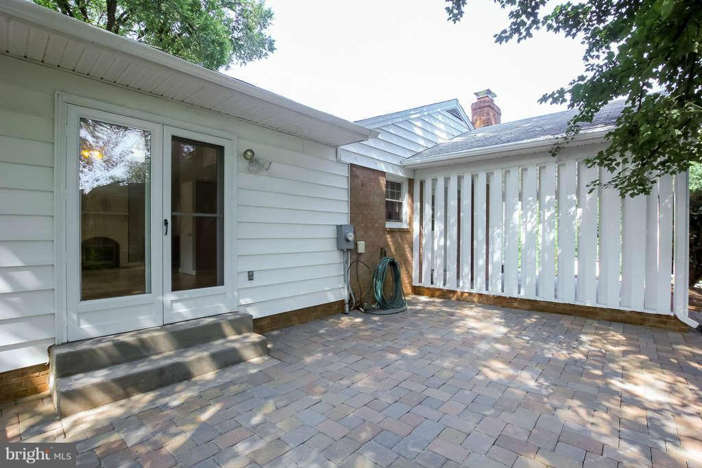4514 Rhett Lane Fairfax, VA 22030 - Photo 27 of 29 Exterior side view of main level walkout