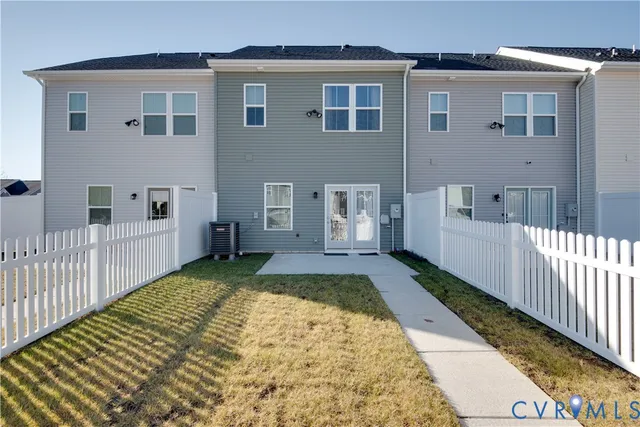 a view of a house with backyard