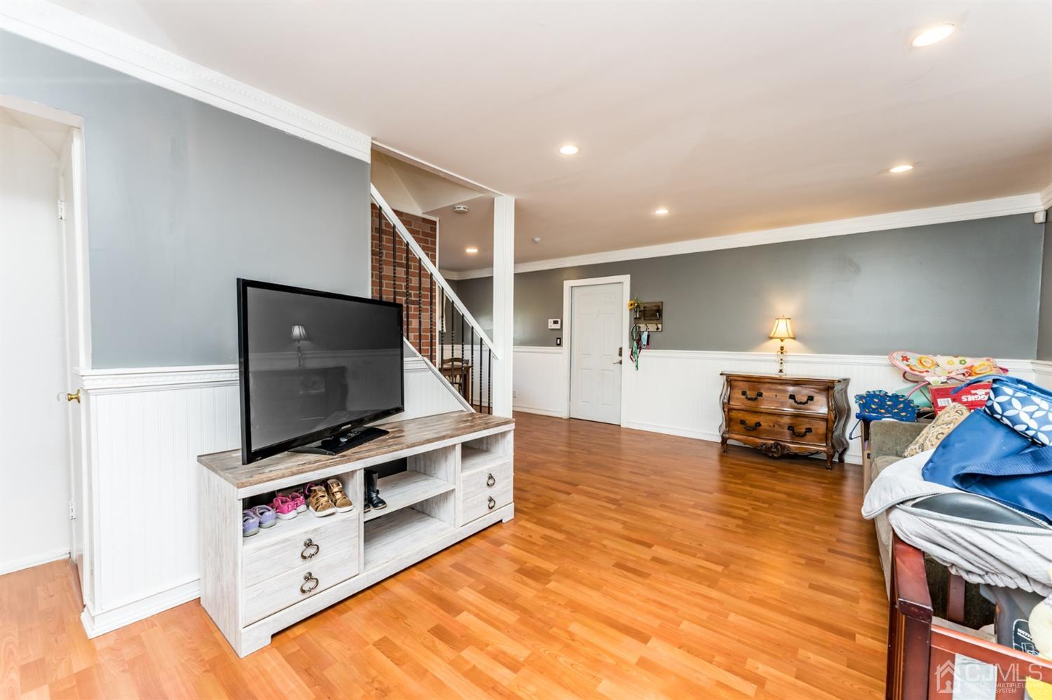 32 Wendy Road Colonia, NJ 07067 - Photo 3 of 28 Gallery Image 3