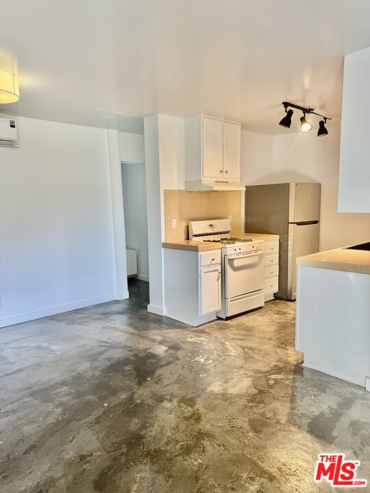 511 Rialto Avenue, Unit 1 Venice, CA 90291 - Photo 2 of 19 a view of a kitchen with wooden floor