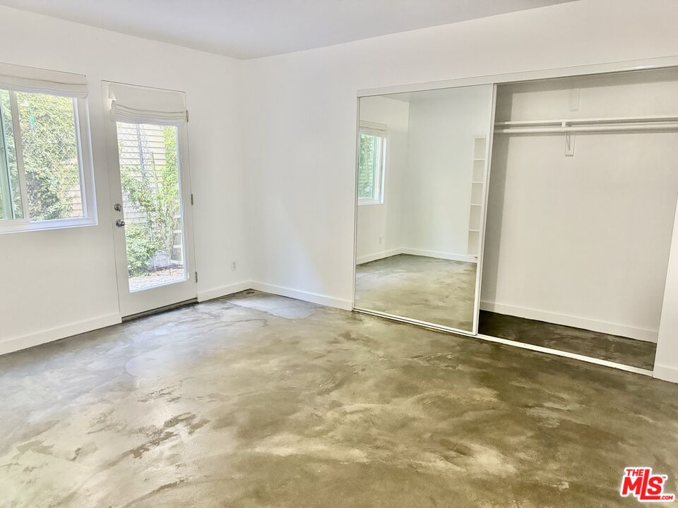 511 Rialto Avenue, Unit 1 Venice, CA 90291 - Photo 9 of 19 an empty room with windows