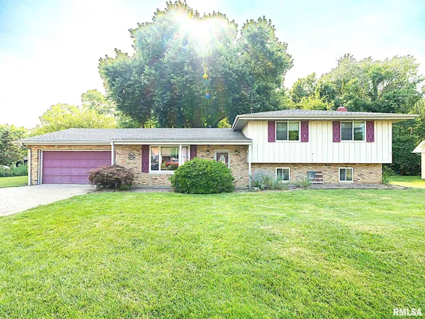 $219,500 | 503 Country Club Drive, Pekin, IL 61554