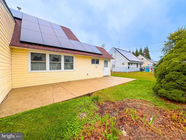 a front view of house with yard and garage