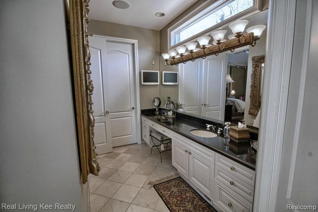 5480 Carrollton Court Rochester, MI 48306 - Photo 18 of 32 Master_Bathroom_Hers.jpg