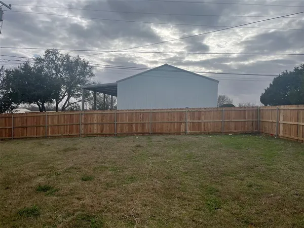 a view of a backyard