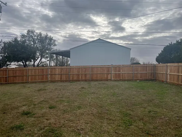 a view of a backyard