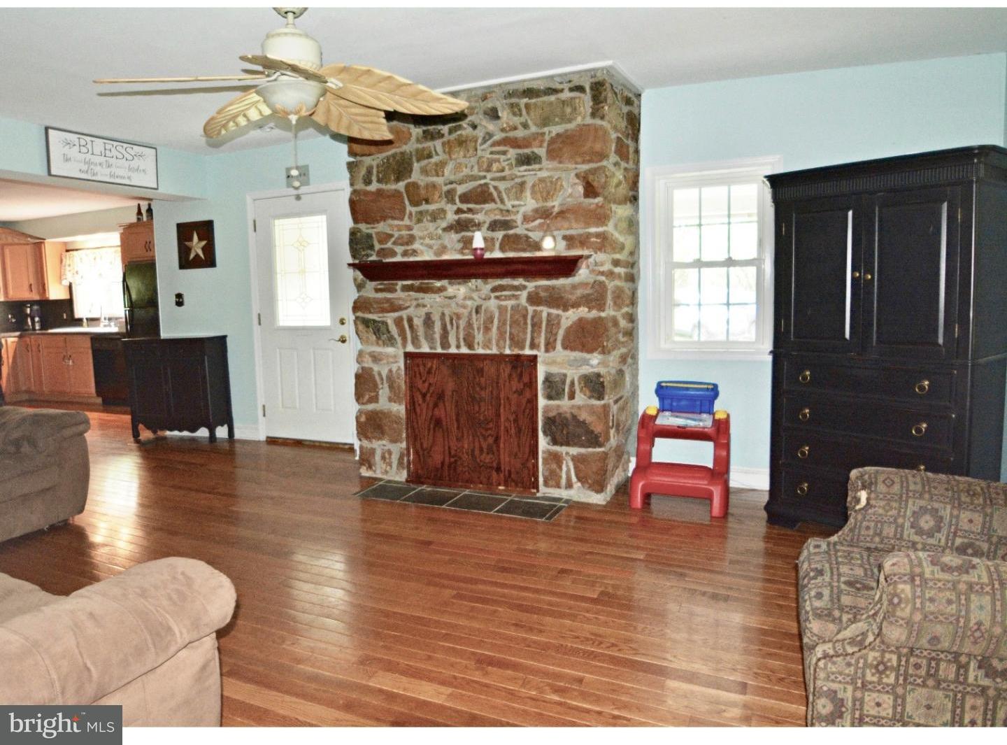 1291 Easton Road Riegelsville, PA 18077 - Photo 9 of 25 Living Room
