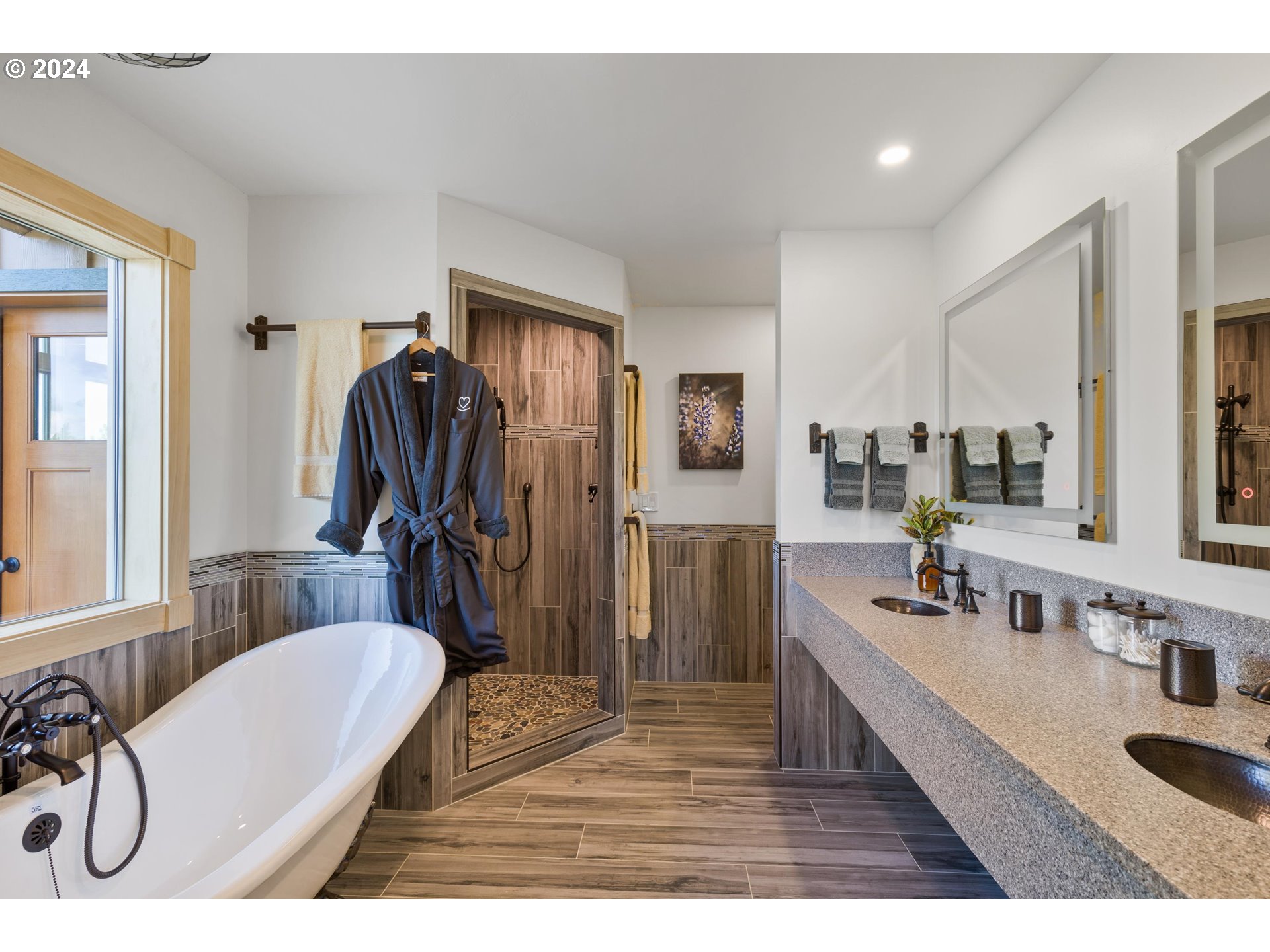 45371 Hackmore Drive Seneca, OR 97873 - Photo 19 of 37 a en suite bathroom with a double vanity sink tub and mirror