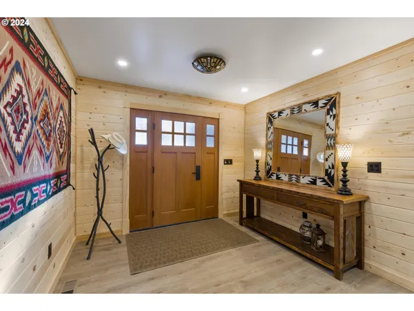 a view of livingroom with furniture