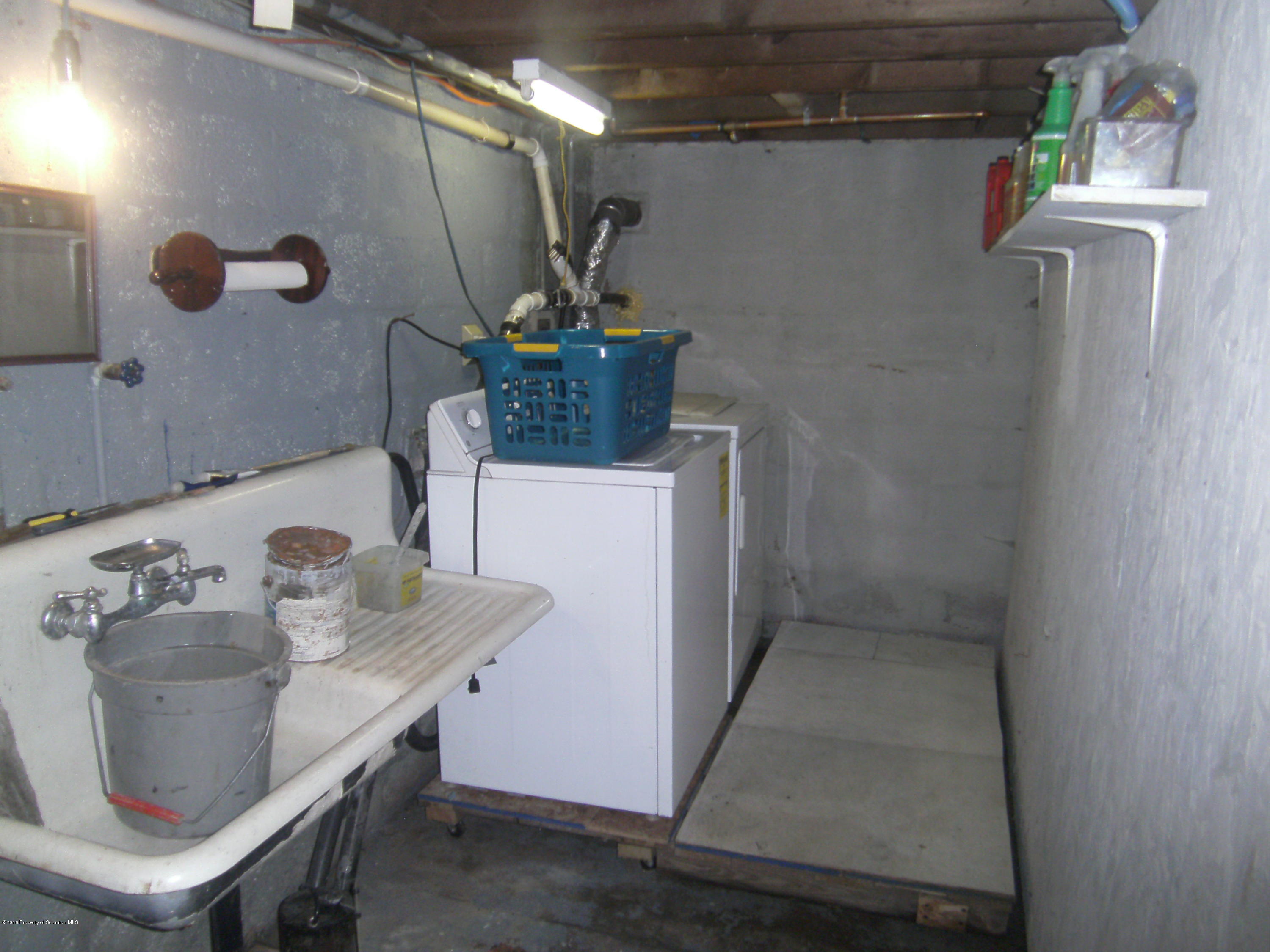 855 Becks Crossing Road Moscow, PA 18444 - Photo 23 of 43 a bathroom with a sink and a mirror
