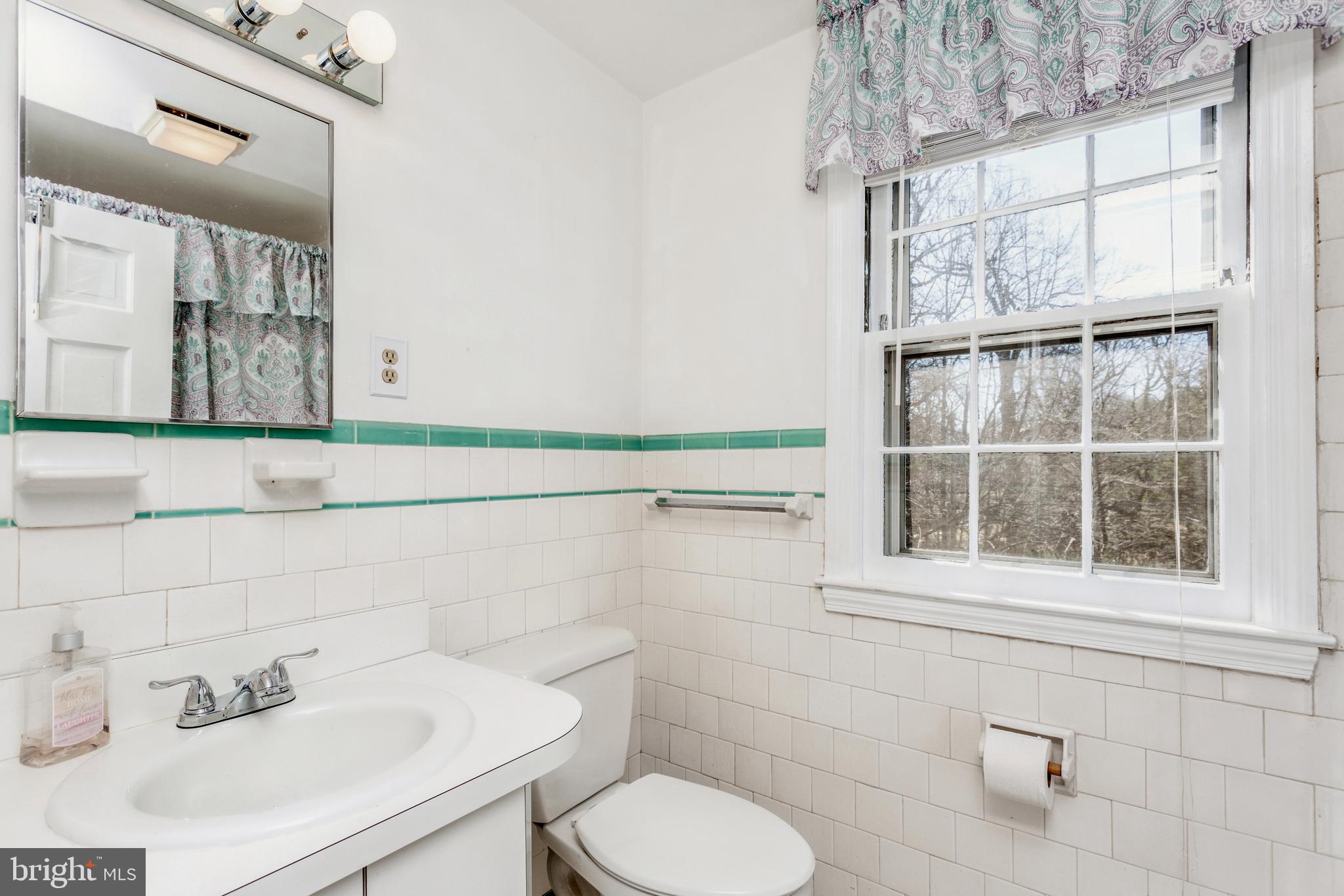 809 Eton Road Towson, MD 21204 - Photo 31 of 45 2nd floor Hall Bath