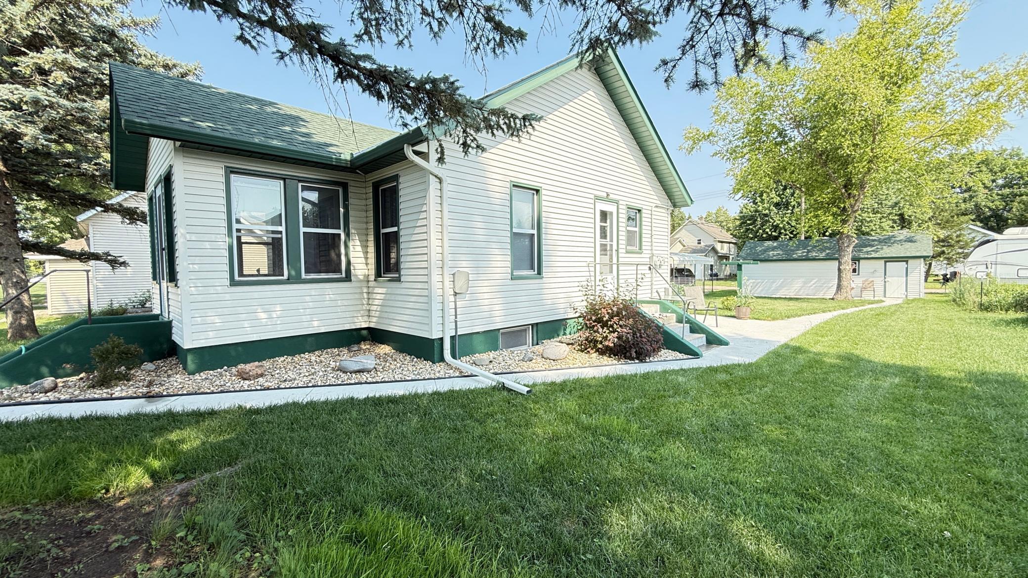 335 East Schlieman Avenue Appleton, MN 56208 - Photo 4 of 9
