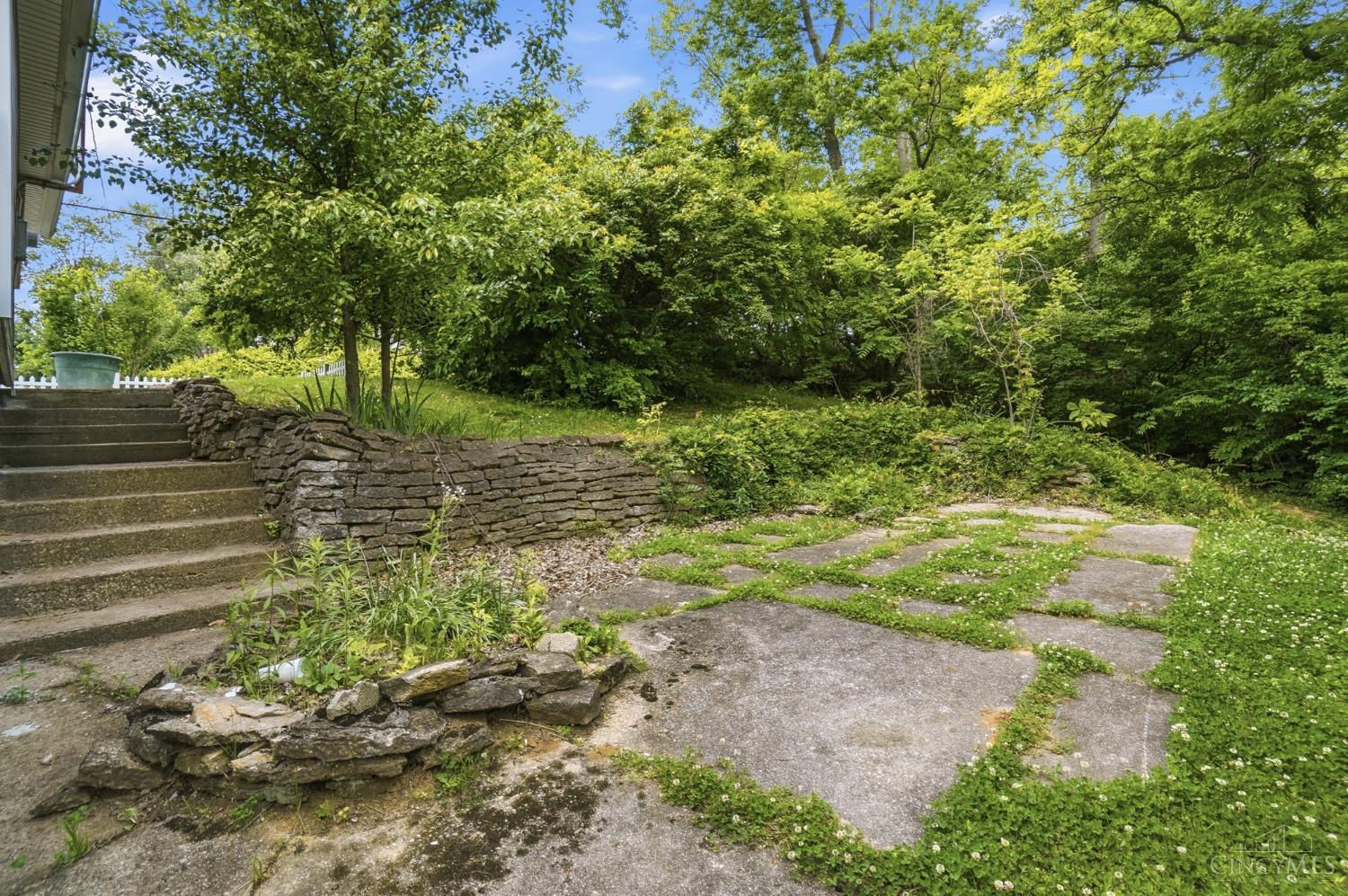 9808 Daly Road Cincinnati, OH 45231 - Photo 30 of 39