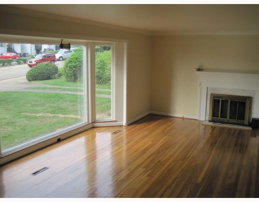 2035 Swallow Hill Road Pittsburgh, PA 15220 - Photo 4 of 18 Living Room.