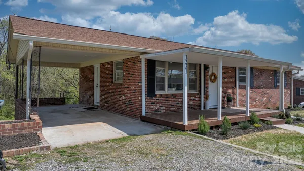 $215,000 | 1231 2nd Street Southeast, Hickory, NC 28602