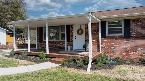 $215,000 | 1231 2nd Street Southeast, Hickory, NC 28602