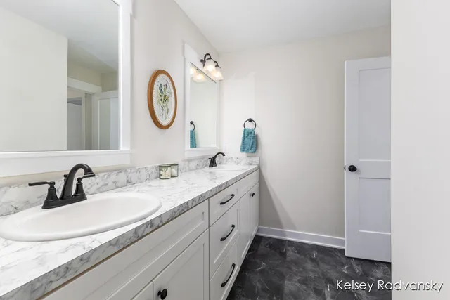 $559,900 | 6450 Est Drive Southwest, Byron Center, MI 49315