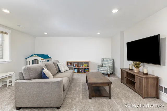 $559,900 | 6450 Est Drive Southwest, Byron Center, MI 49315