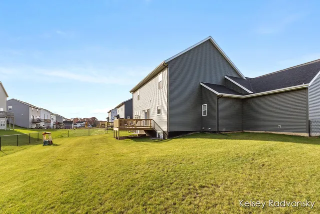 $559,900 | 6450 Est Drive Southwest, Byron Center, MI 49315