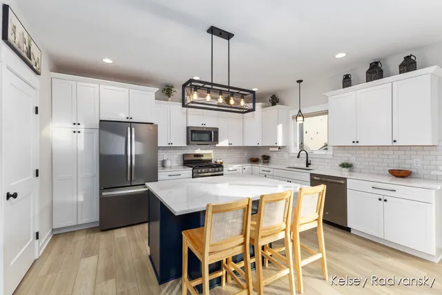 $559,900 | 6450 Est Drive Southwest, Byron Center, MI 49315